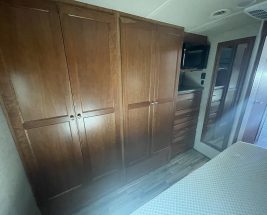 Used camper 2017 WINNEBAGO SUNSTAR 32 YE interior