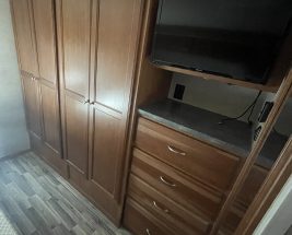 Used camper 2017 WINNEBAGO SUNSTAR 32 YE interior