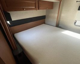 Used camper 2017 WINNEBAGO SUNSTAR 32 YE interior