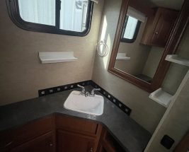 Used camper 2017 WINNEBAGO SUNSTAR 32 YE interior