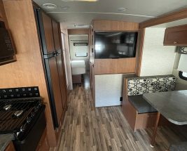 Used camper 2017 WINNEBAGO SUNSTAR 32 YE interior