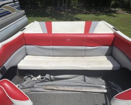 Stingray NC5312CD Boat Inner sitting area